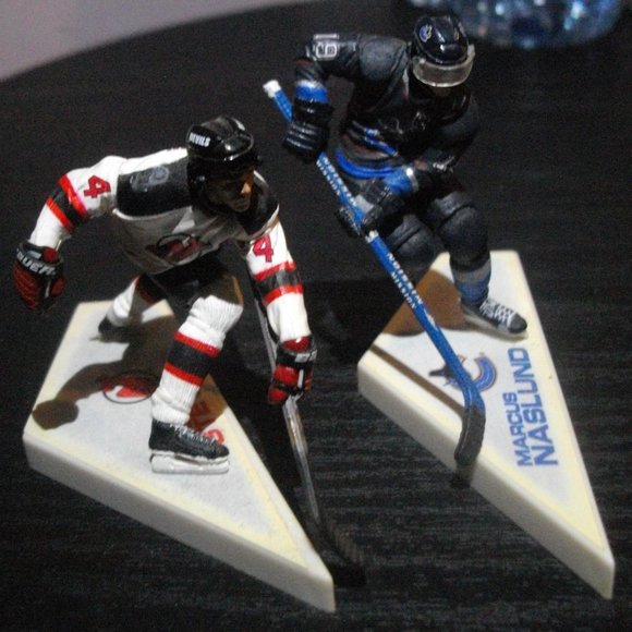 Hockey Action Figures Set - Black and White - Picture 2 of 2